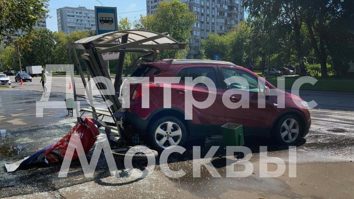 В Москве автомобиль сбил пешехода и врезался в остановку — РБК