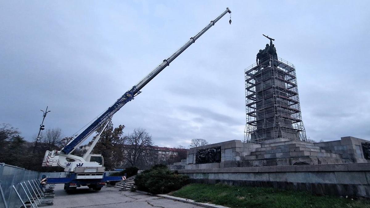 В Болгарии начался снос памятника Советской армии — РБК