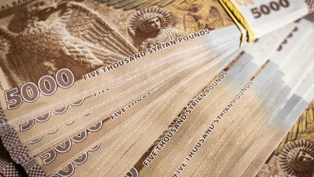 Курсы доллара и евро на табло пункта обмена валют. 2 ноября 2020 года