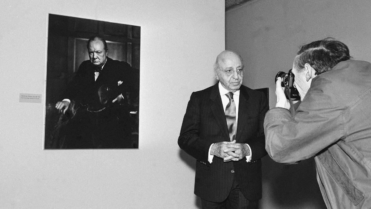 Канадский фотограф Юсуф Карш рядом с изображением Уинстона Черчилля («Рычащий лев»)