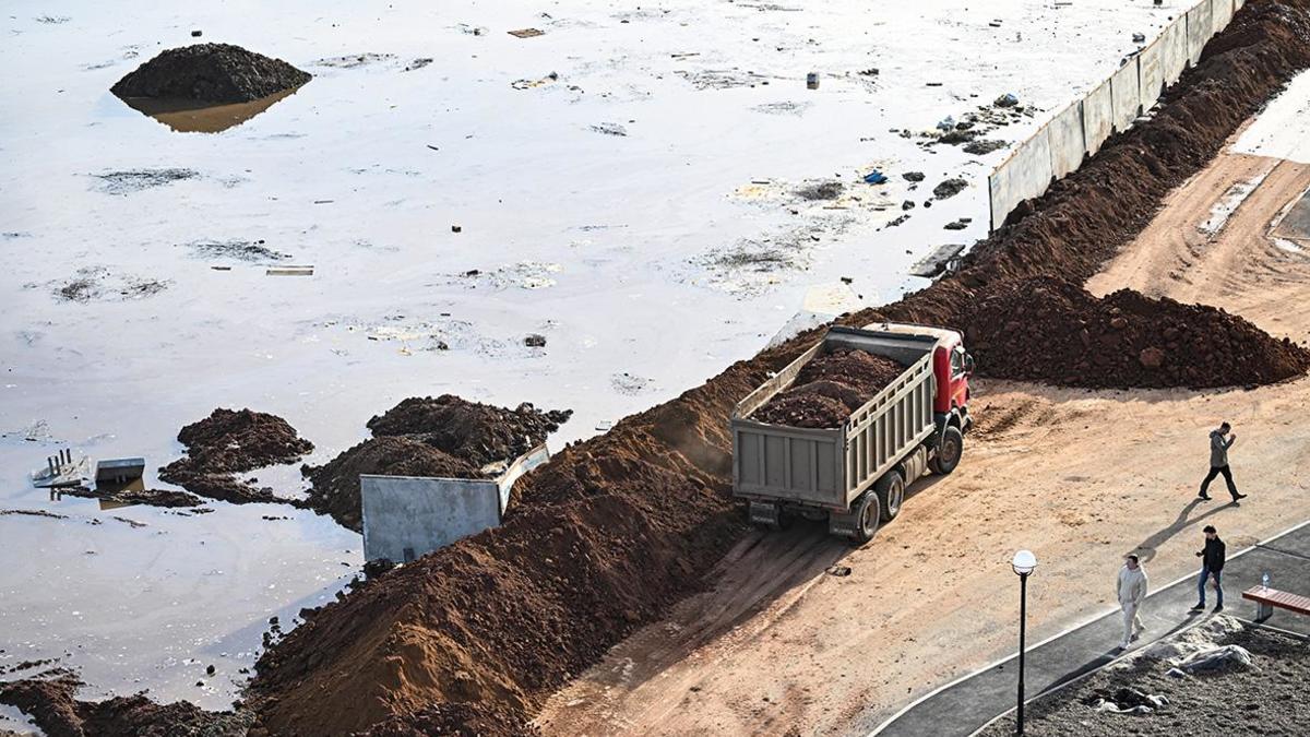 Жители в Оренбургской области рассказали, как сами строили дамбу — РБК