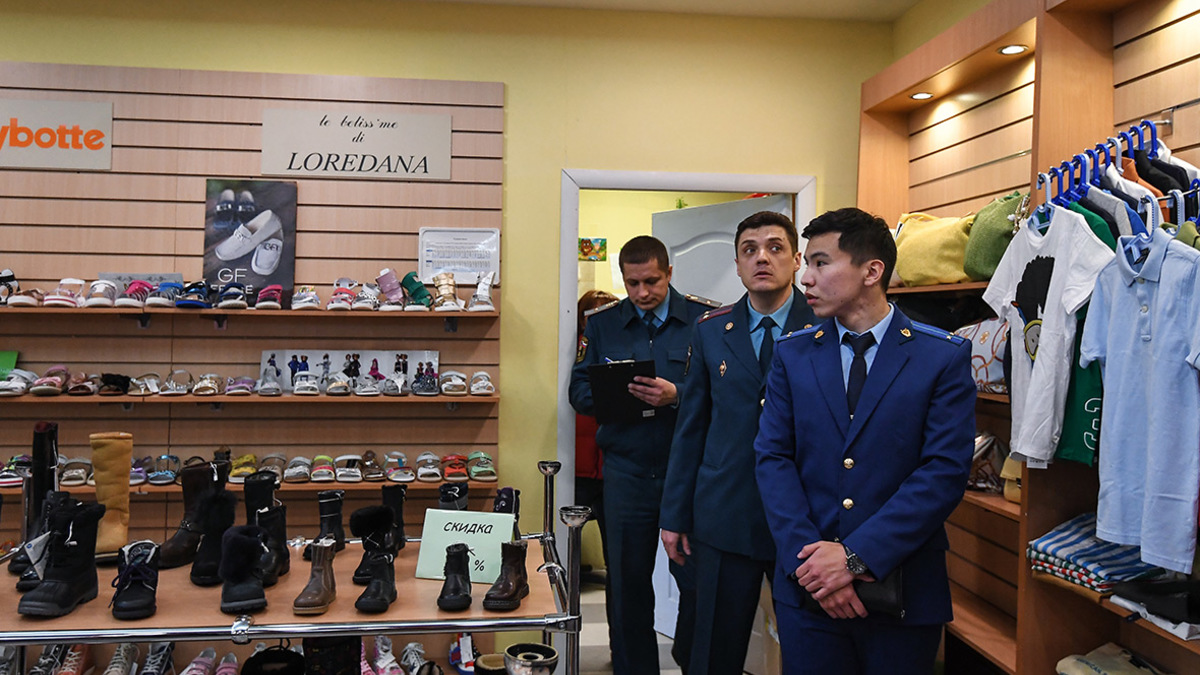 Сотрудники Государственного пожарного надзора во время проверки пожарной безопасности