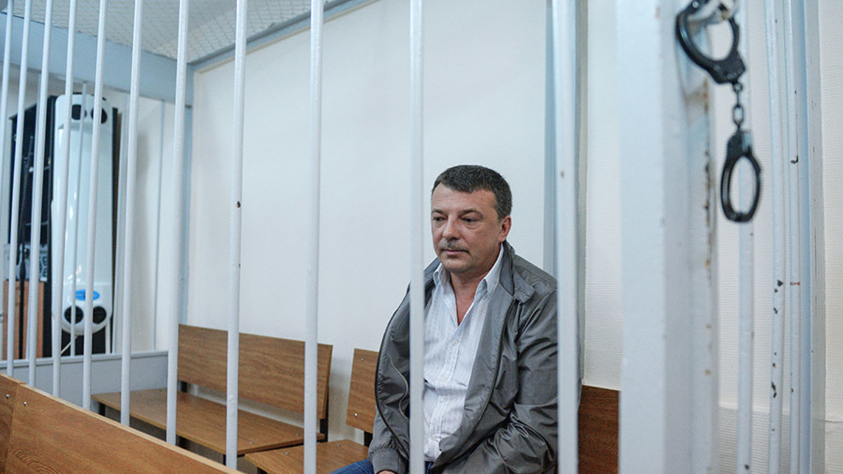 Экс-руководитель управления межведомственного взаимодействия и собственной безопасности Следственного комитета России Михаил Максименко был задержан летом 2016 года. В ходе судебного процесса Максименко вменялись две взятки. Одна в $50 тыс. от предпринимателя Бадри Шенгелии, которому офицер обещал добиться возбуждения дела против сотрудников МВД, якобы незаконно изъявших у Шенгелии дорогостоящие часы. Вторая, в $500 тыс., была связана с делом Шакро. По мнению обвинения, взятку передали Максименко в обмен на то, что он не будет обращать внимания на «непроцессуальные решения» сослуживцев в деле о стрельбе на Рочдельской. Полковник вину по обоим эпизодам не признал и утверждал, что от него требуют оговорить руководство. В апреле 2018 года суд приговорил его к 13 годам колонии и штрафу 165 млн руб.