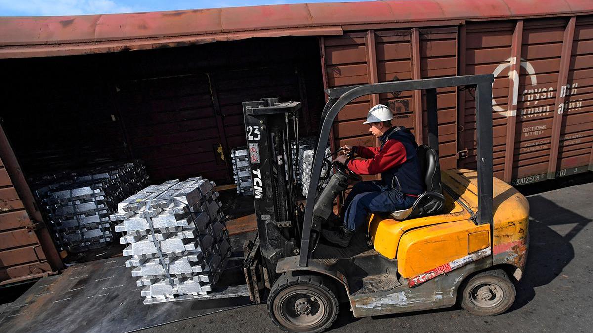 Минэк предложил поменять очередность перевозки грузов по железной дороге —  РБК