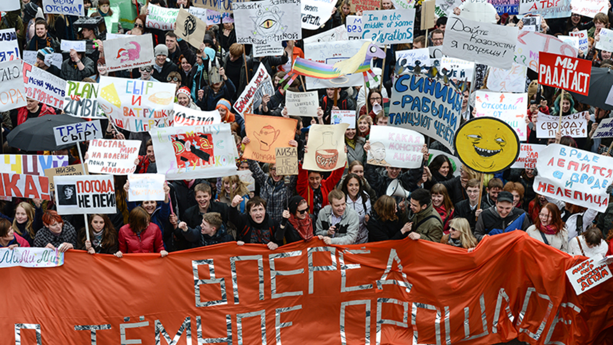 Монстрация
Массовая акция, на которую участники приходят с намеренно абсурдными транспарантами, проводится с 2004 года. В последние годы собирает несколько тысяч участников. Координатор Сибирского центра современного искусства Сергей Самойленко определил монстрацию как явление, находящееся между художественной деятельностью, социальной активностью и политическим жестом. Эти акции он назвал «отчетливым протестом против отсутствия публичной политики». Организовывавший эти акции художник Артем Лоскутов провел несколько недель в СИЗО (по делу о хранении наркотиков), получил общероссийскую известность, а его инициативу подхватили в других городах.