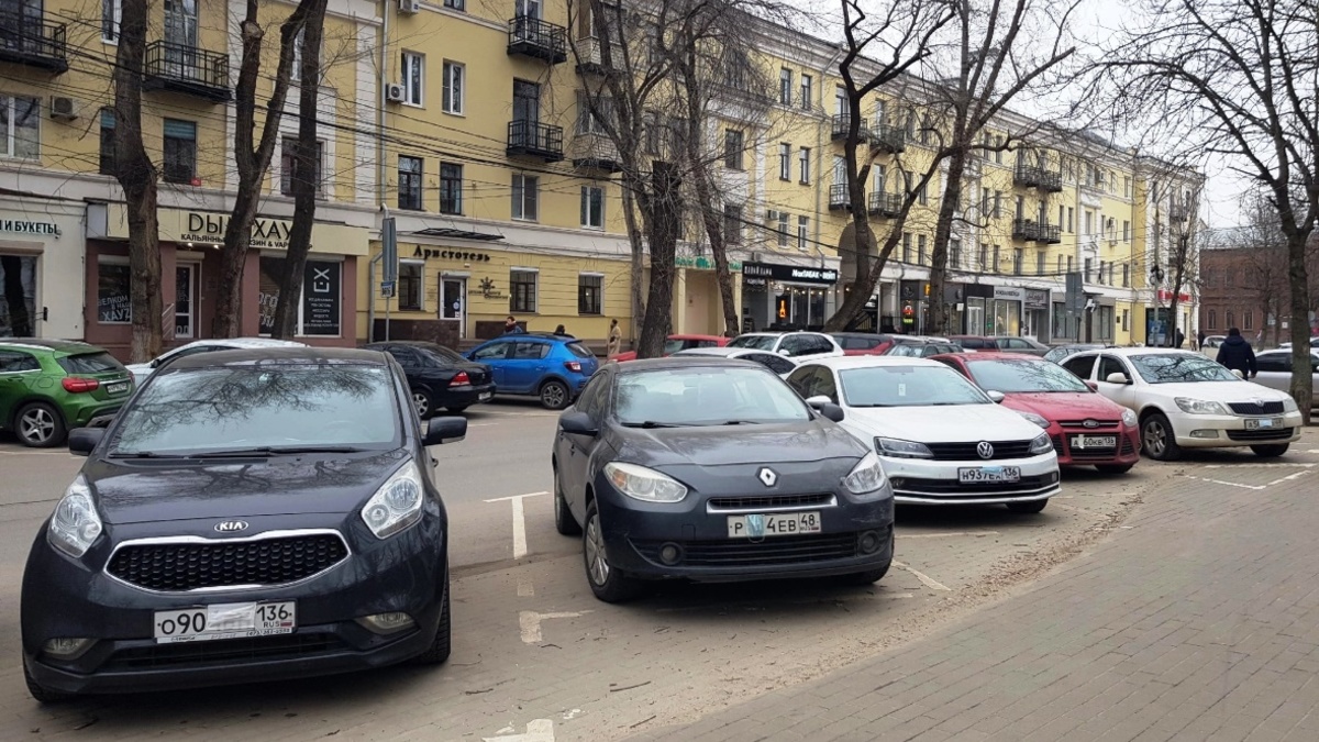 Через неделю в Воронеже начнут эвакуировать автомобили за закрытые номера —  РБК