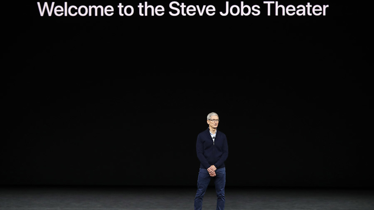 Презентация компании прошла в новом кампусе Apple Park, который располагается в калифорнийской Кремниевой долине, в городе Купертино. Тим Кук, нынешний глава Apple, начал презентацию со слов: «Не проходит и секунды, чтобы я не подумал, что эту презентацию должен проводить Стив. К слову, зал кампуса, в котором проходит сегодняшнее событие, называется «Театр Стива Джобса». «Мы посвящаем этот театр Стиву. Сегодня, как и всегда, мы чтим его», — сказал Тим Кук.