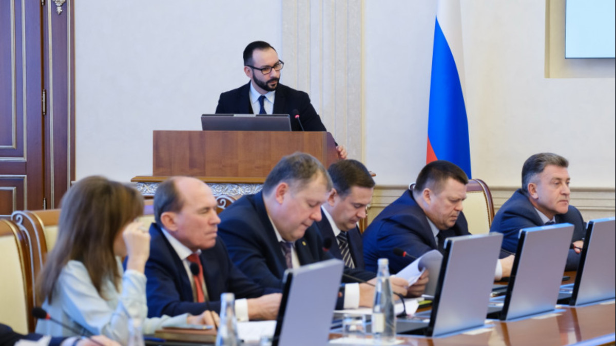 За трибуной — и.о. министра экономического развития Новосибирской области Лев Решетников