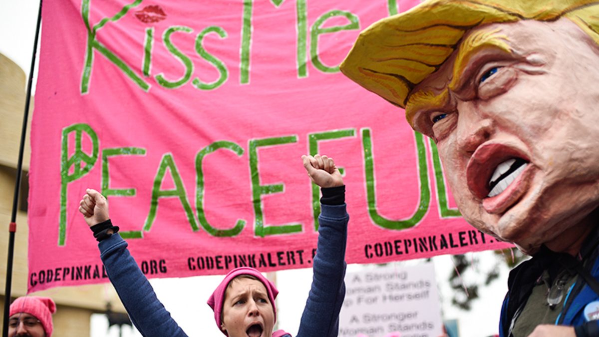 Начало Марша женщин (Women’s March) в Вашингтоне было запланировано на 10 утра, но люди начали собираться еще раньше в районе National Mall, где расположены многие музеи, неподалеку от Белого дома и там, где вчера проходила трансляция инаугурации и один из самых многочисленных маршей против миллиардера.