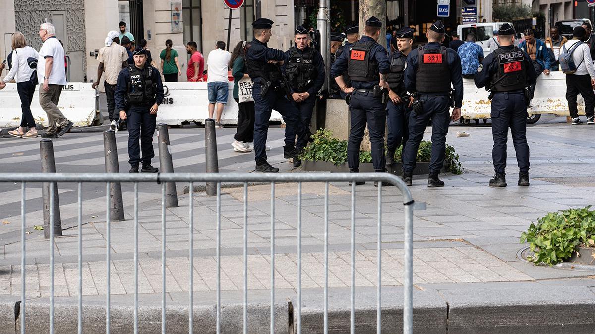 Полиция в Париже разогнала акцию против полицейского насилия — РБК