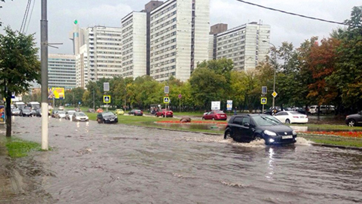 В Москве затопило часть Ленинского проспекта — РБК