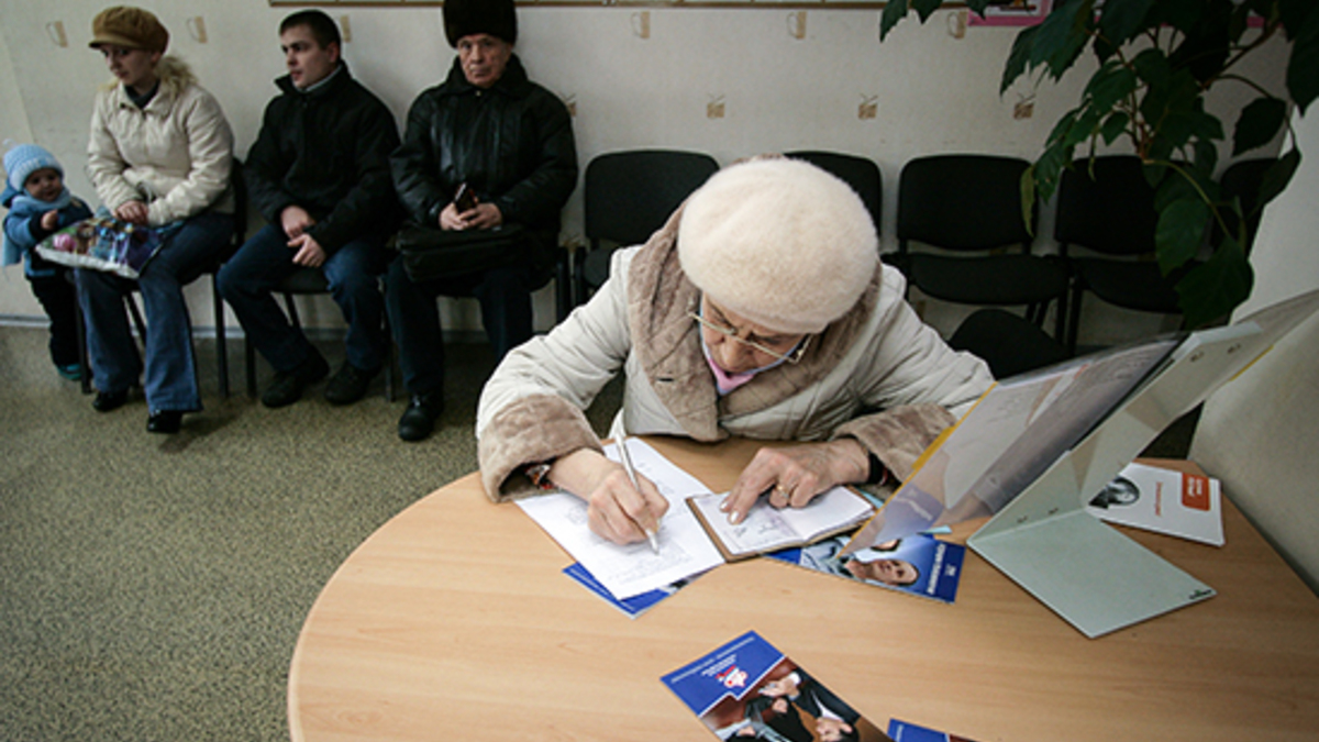 Пенсионер заполняет бланки документов в клиентской службе отделения Пенсионного фонда РФ