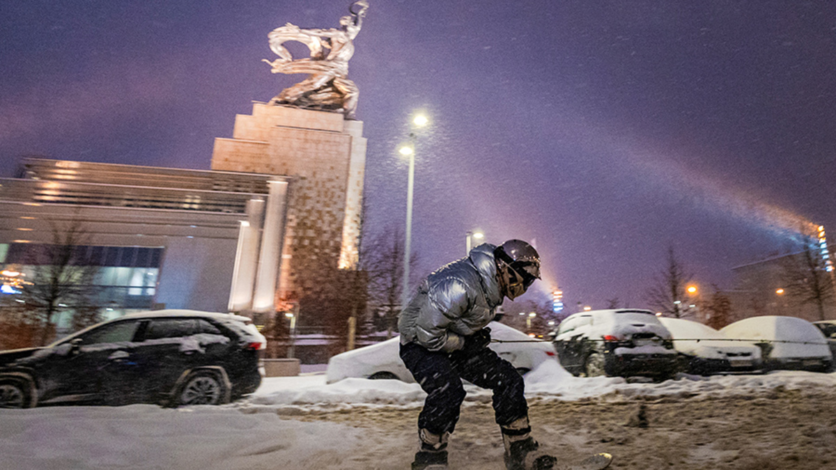 ВДНХ, Москва, 3 декабря
3 декабря на Москву обрушился сильный снегопад. На Новорижском шоссе из-за непогоды произошло массовое ДТП с участием 20 машин. В ночь на 4 декабря московские аэропорты отменили или задержали более 50 рейсов.