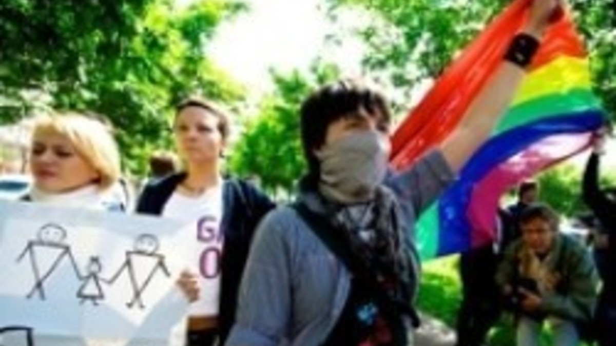 Гей-прайд с подушками: петербургских геев отпустили из полиции — РБК