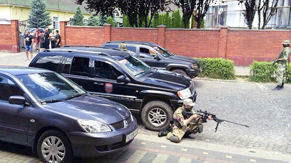 Бойцы «Правого сектора» в городе Мукачево