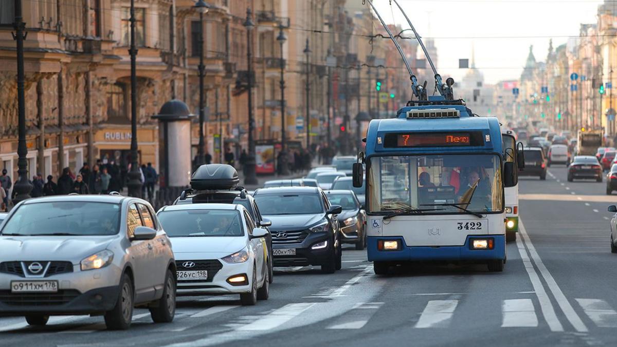 В Петербурге на Невском из-за отключения электричества встали троллейбусы —  РБК