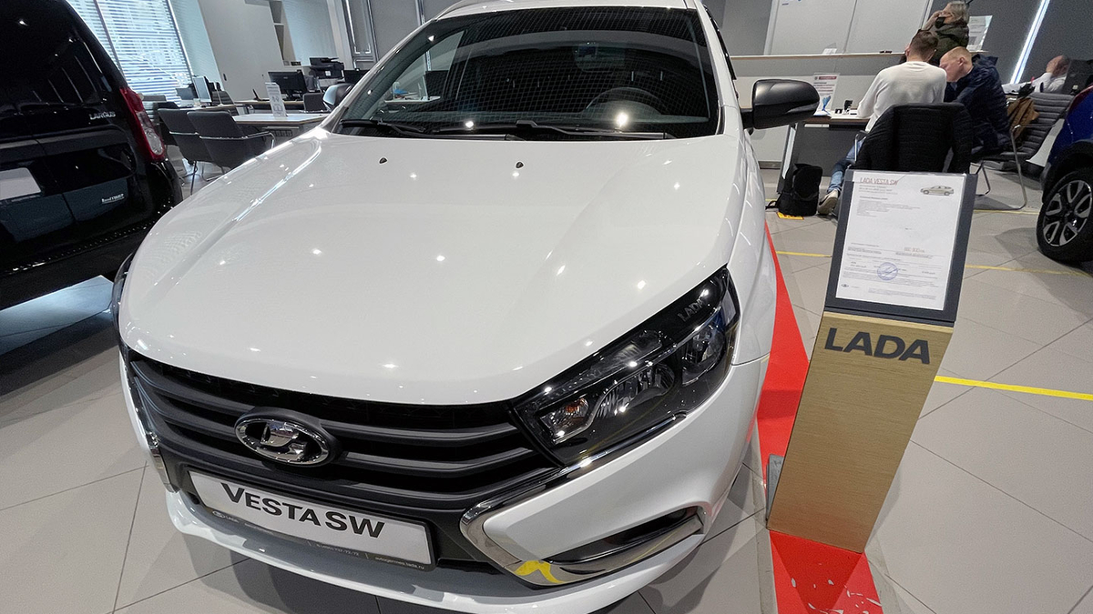 АвтоВАЗ поднимет цены на Lada. На сколько подорожают российские автомобили  :: Autonews