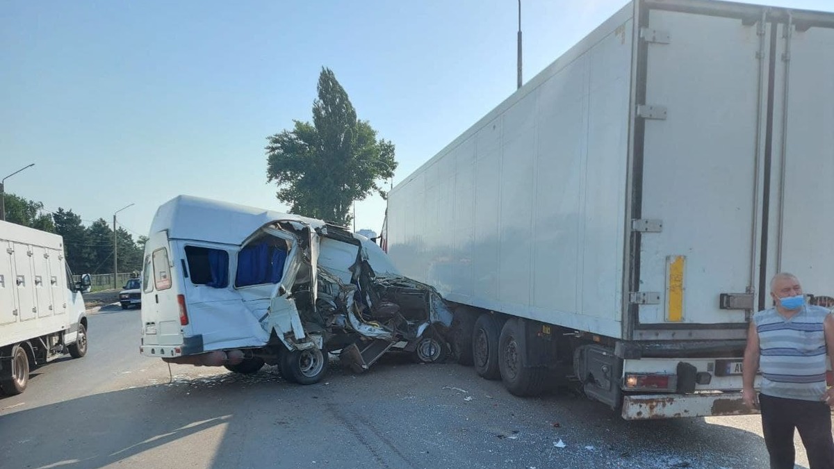 В Азовском районе в ДТП с маршруткой пострадали семь человек — РБК