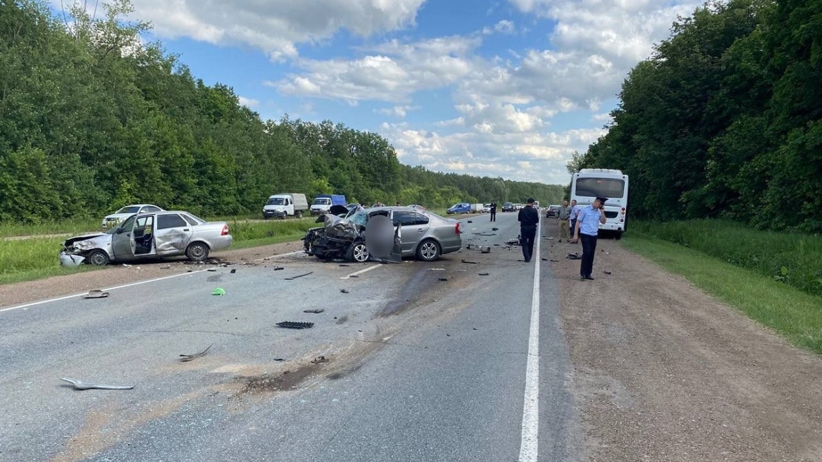 Два человека погибли в массовой аварии с участием автобуса в Башкирии — РБК