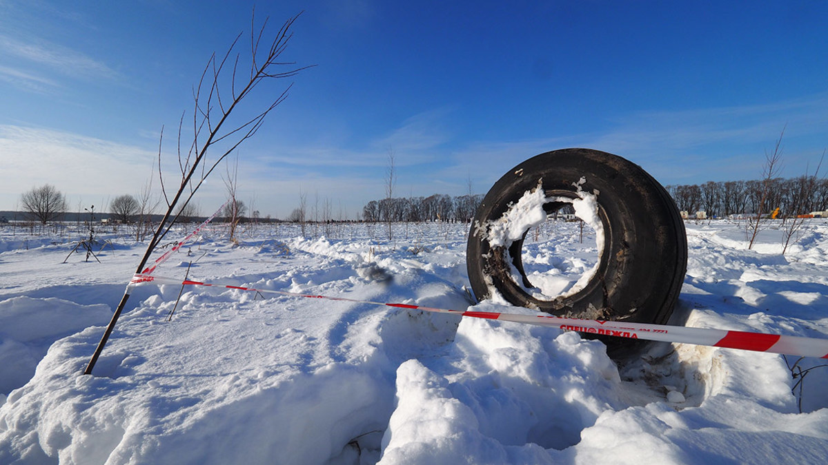 Обломки самолета на месте крушения Ан-148
