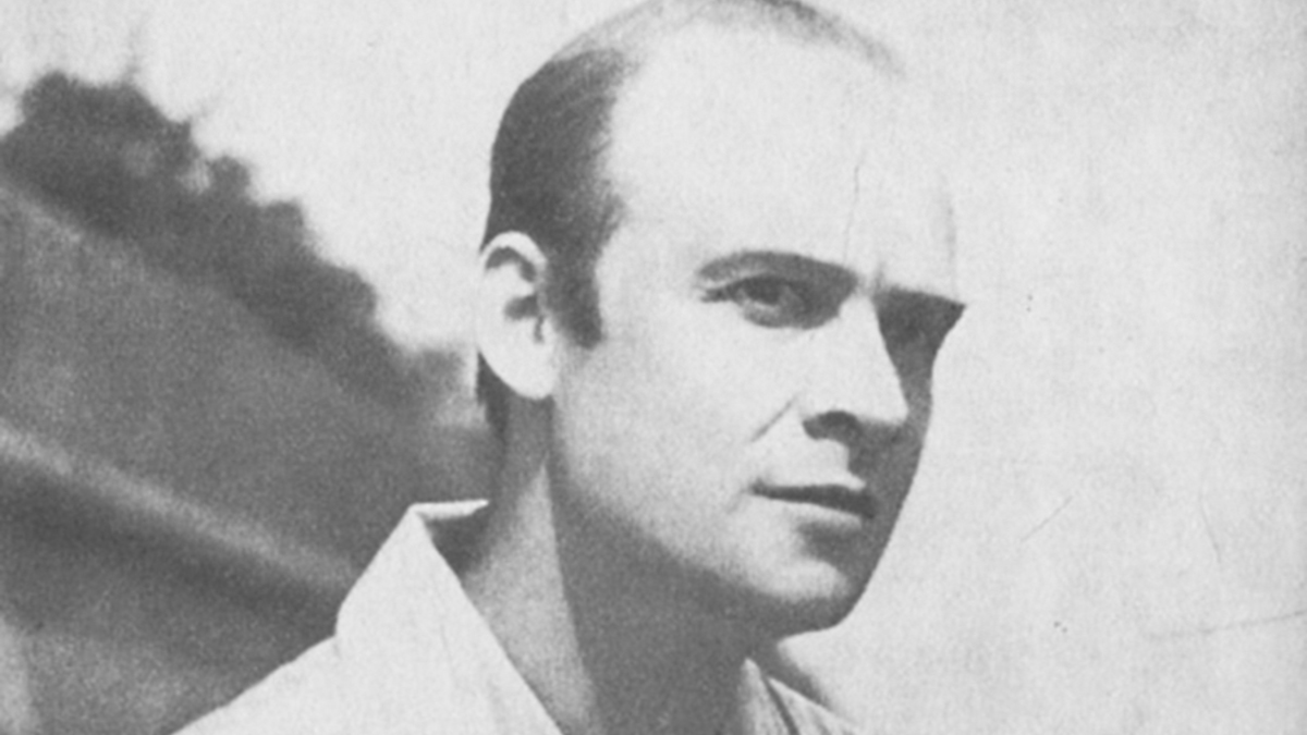 Николай Добронравов родился в Ленинграде 22 ноября 1928 года. Воспитанием будущего поэта — включая посещение театров, музеев, первое знакомство с литературой — занималась бабушка. Во время войны Николая с младшим братом эвакуировали в Горький (сейчас — Нижний Новгород) в детский дом, откуда мальчики переехали в поселок Малаховка под Москвой.