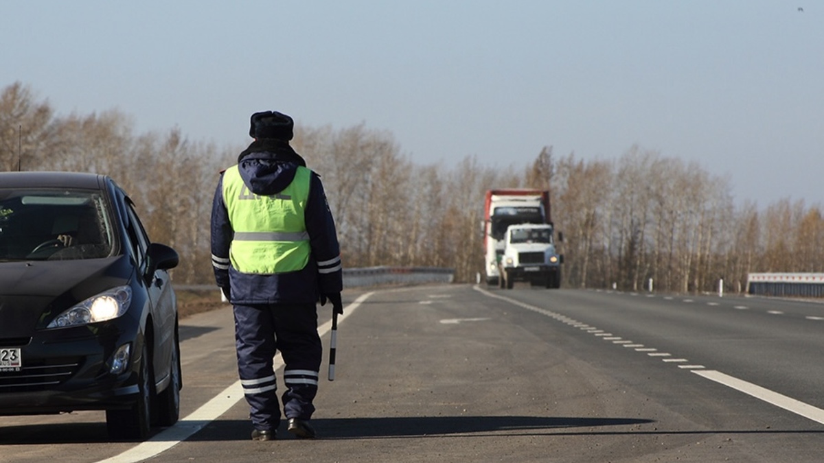 В Казани подросток за рулем протащил инспектора по проезжей части — РБК