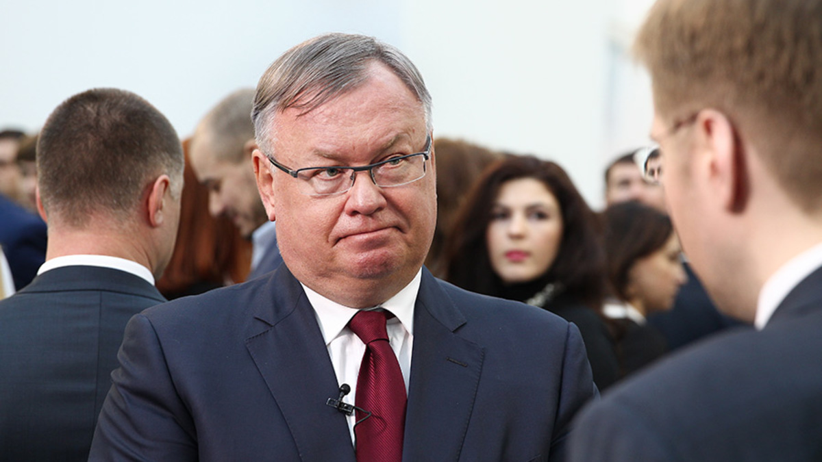Глава ВТБ Андрей Костин — о развитии транспортной сети в России
«Думаю, что денег мало. Денег очень мало государство тратит. Безумно мало и раньше тратило, и сейчас. И в тучные годы, и не в тучные годы. И я думаю, что отсутствует нормативная база, законодательная база плоха до сих пор для работы государственно-частного партнерства. Поэтому вкупе это все дает, что мы находимся по развитию транспортной инфраструктуры где-то на уровне Габона» (цитата по RNS).
