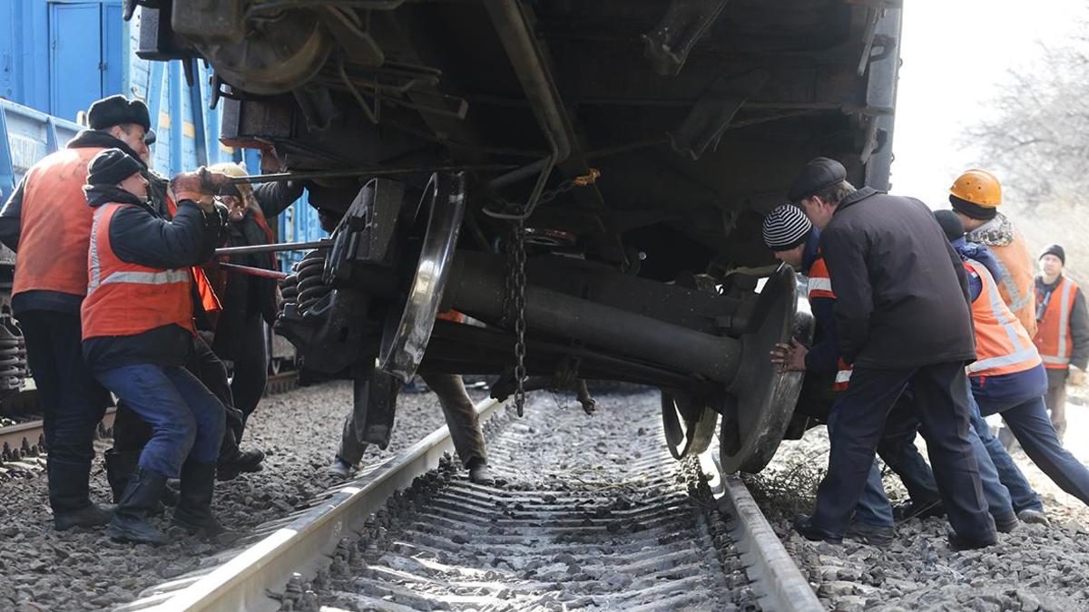 СК назвал возможную причину схода вагонов с рельсов под Красноярском — РБК