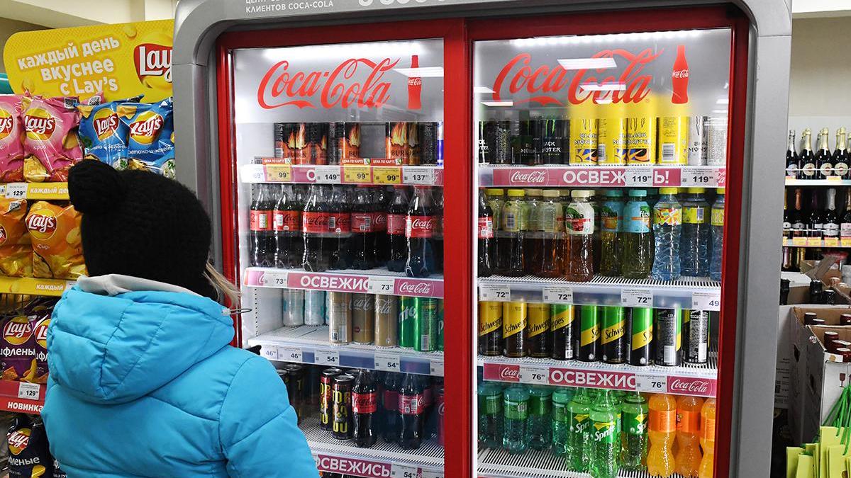 Coca-Cola и PepsiCo переименуют свои холодильники в российских магазинах —  РБК