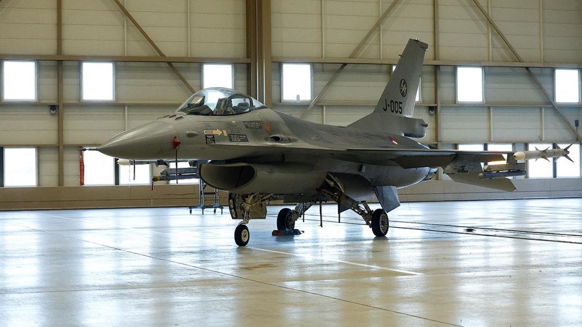 Reuters назвал сроки прибытия первых F-16 на Украину — РБК