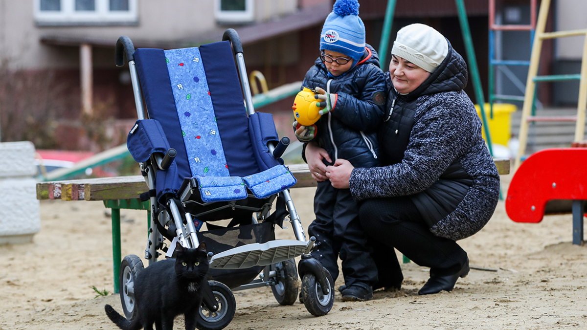 В ОП предложили не лишать пособия работающих родителей детей-инвалидов — РБК