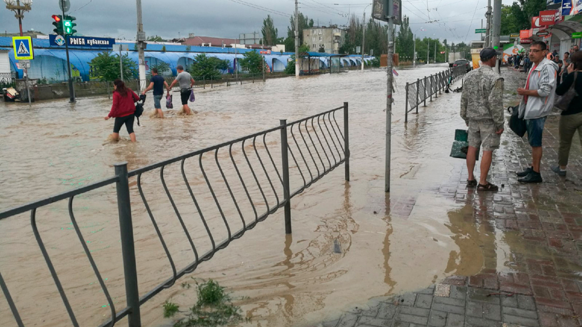 Керчь, Краснодар и Ростов затопило тропическим ливнем — РБК