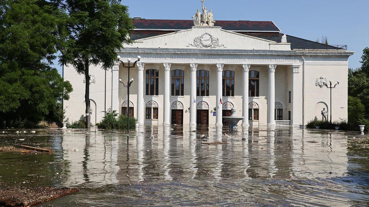 В Новой Каховке началась эвакуация после разрушения плотины — РБК