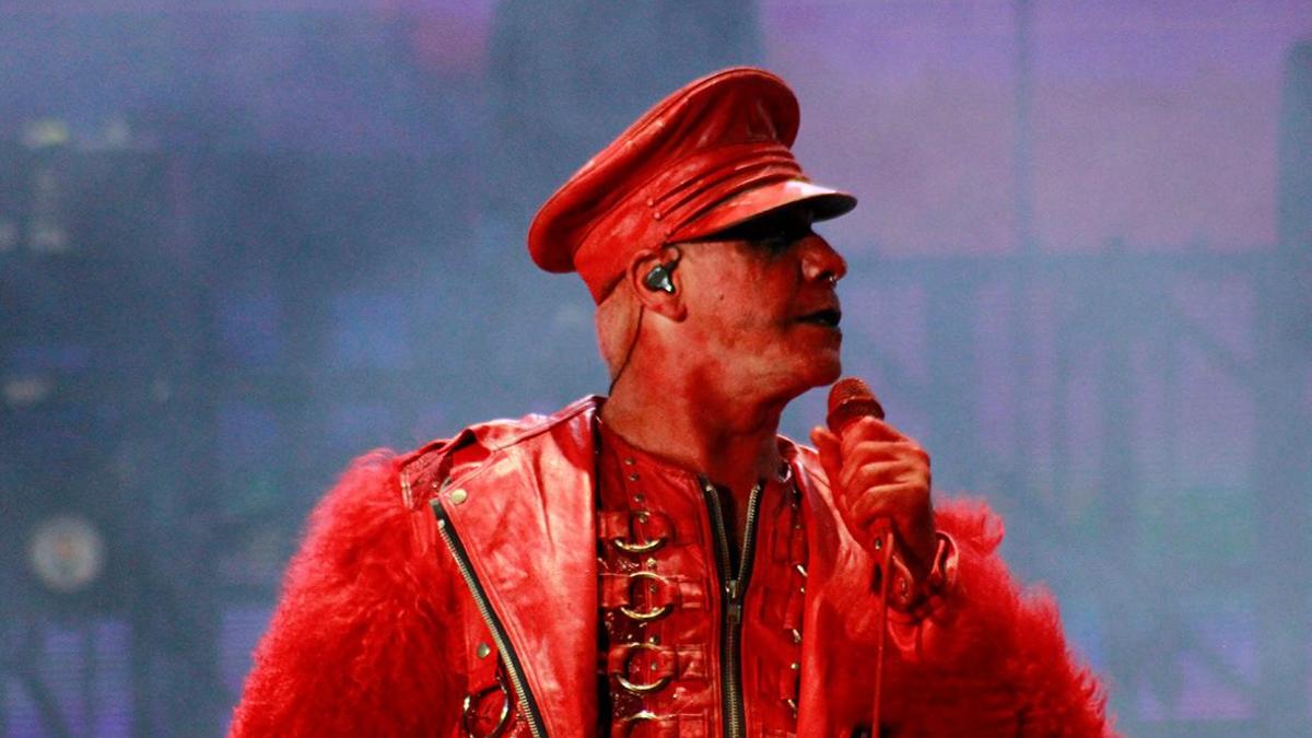 Жительница Австрии обвинила фронтмена Rammstein Линдеманна в насилии — РБК