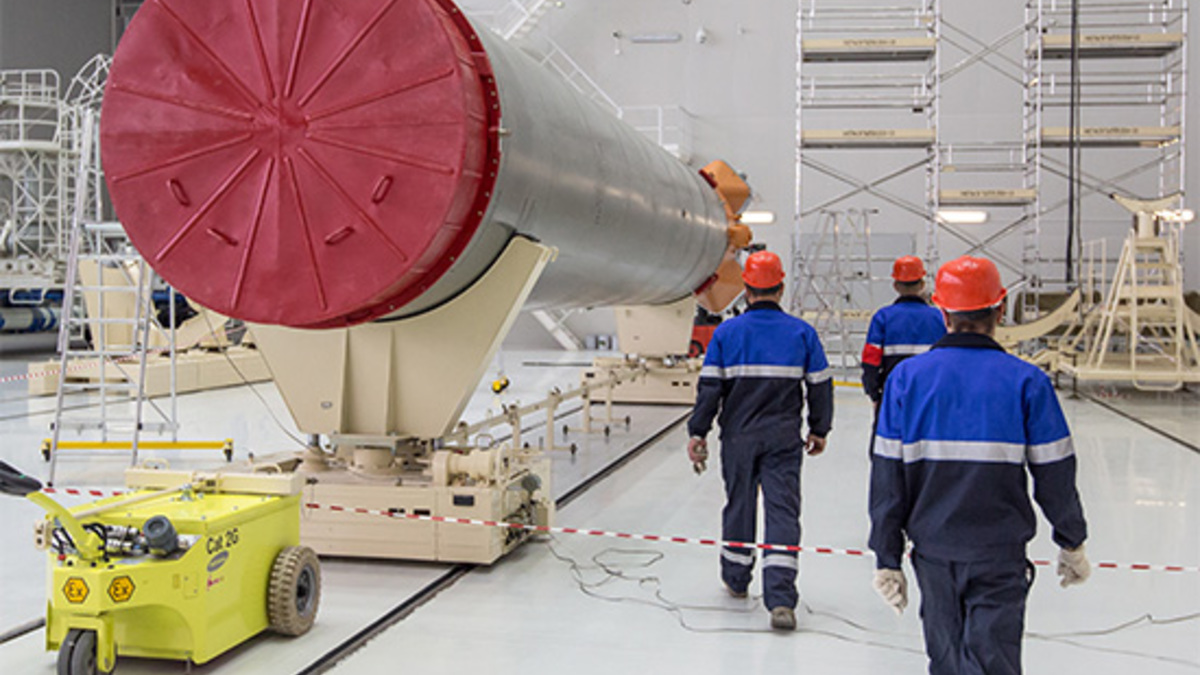 Сборка ракеты-носителя «Союз-2.1а» в техническом корпусе на космодроме Восточный