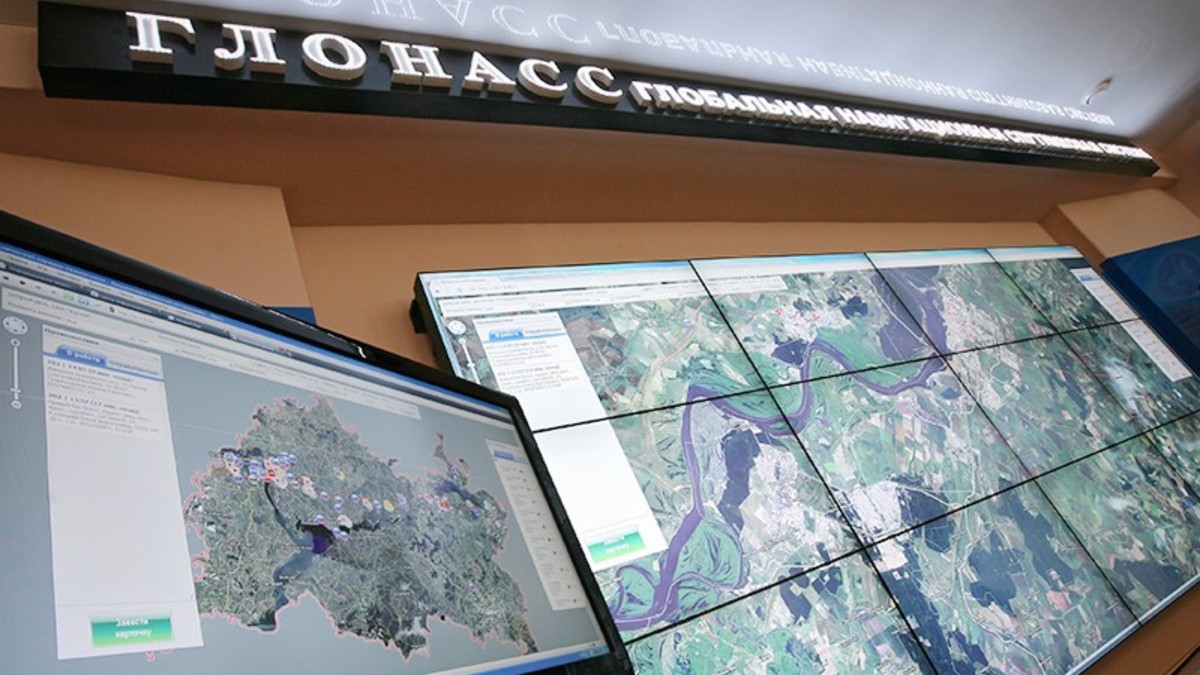 Навигационные системы
Глобальная навигационная спутниковая система (ГЛОНАСС), как и ее американский аналог GPS, была разработана прежде всего для военных. Но сейчас спутниковая навигация нужна гражданским пользователям не меньше: с ее помощью на незнакомой местности ориентируется весь транспорт и путешественники. Все ведущие производители смартфонов и планшетов, начиная с Apple, сейчас поддерживают ГЛОНАСС. Спутниковая навигация поссорила Россию и США еще до начала событий вокруг Крыма: американские власти в 2013 году запретили строительство на территории страны наземных станций ГЛОНАСС, в ответ Россия пообещала отключить на своей земле GPS-станции.