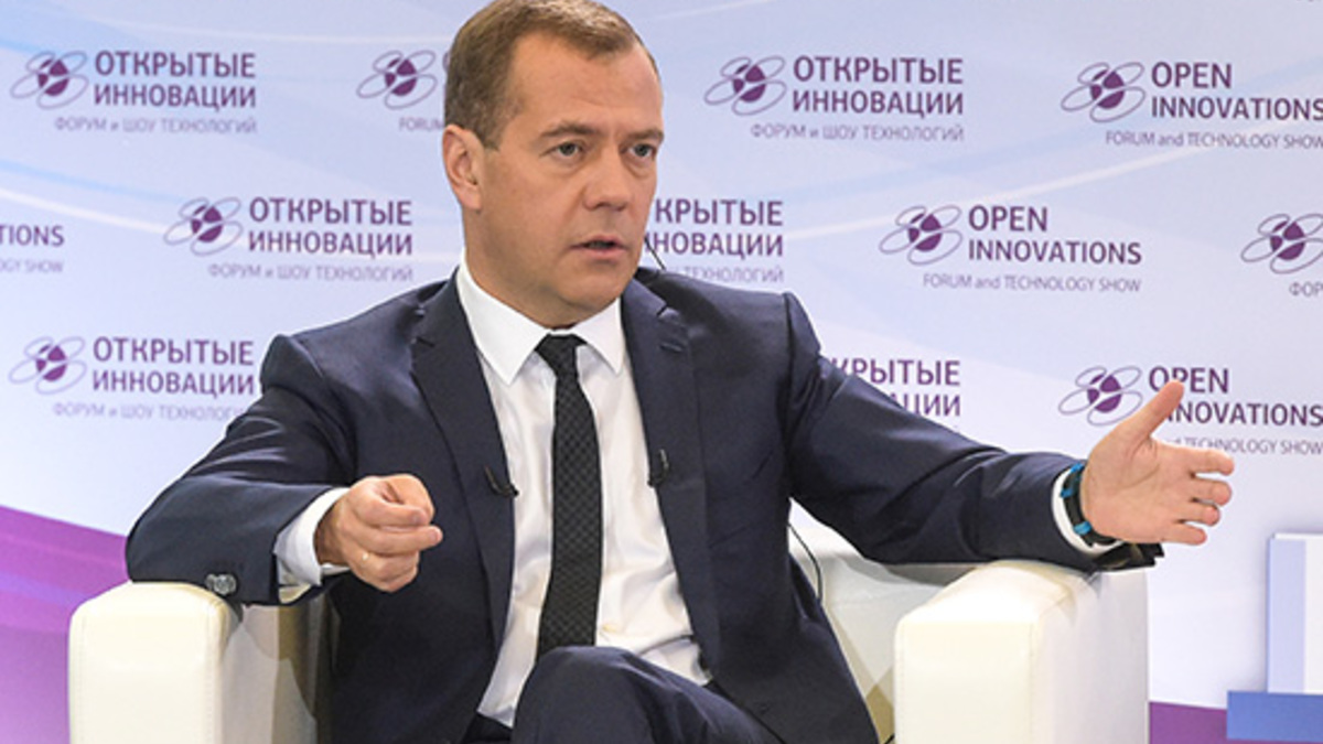 Премьер-министр РФ Дмитрий Медведев принимает участие в международной онлайн-конференции «Технологическая революция. Повестка России» в гиперкубе «Сколково»