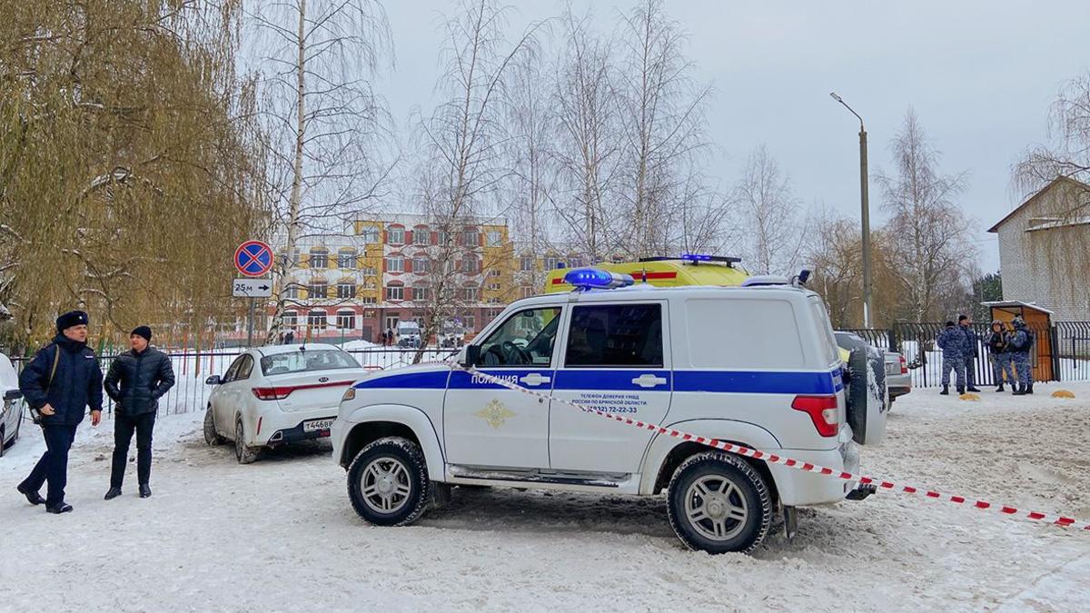 Силовики доставили на допрос отца девочки, открывшей стрельбу в школе — РБК