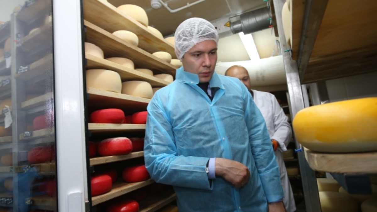 Антон Алиханов на заводе сыров в Немане