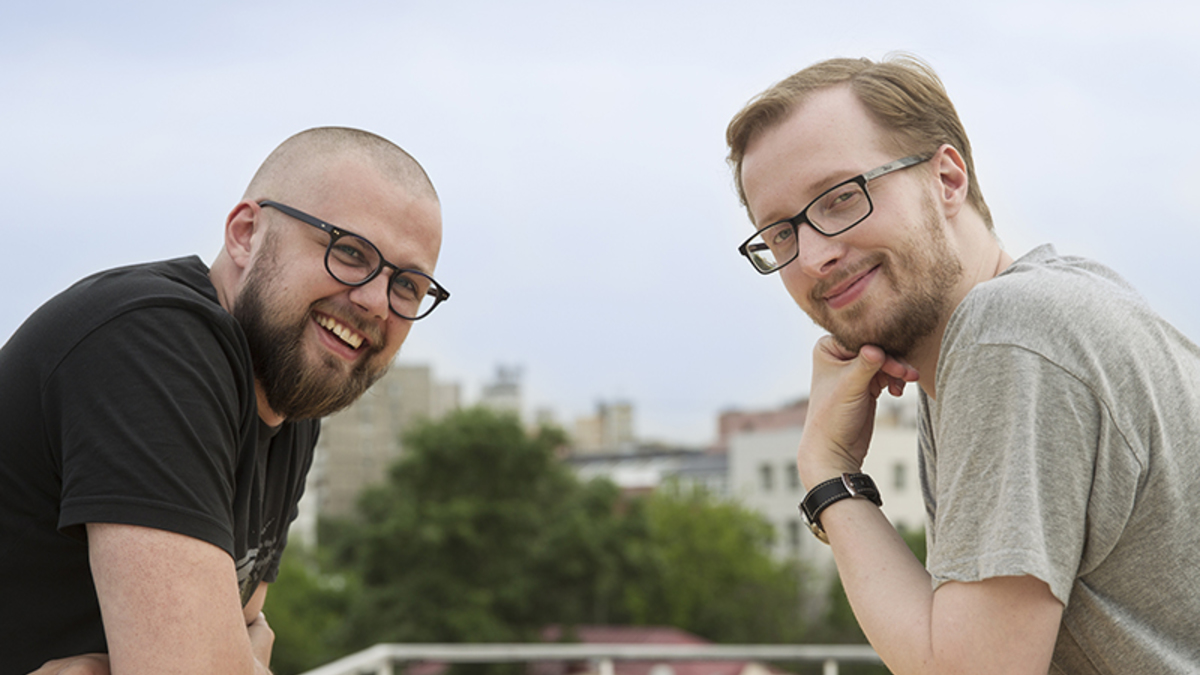 Кто: Сергей Шалаев (на фото слева) и Дмитрий Шалашов
Срок работы в Mail.Ru Group: Шалаев — три года; Шалашов — два года десять месяцев
Должность: Шалаев — руководитель проекта «Блоги@Mail.Ru»; Шалашов — программист
Собственный проект: рекомендательный сервис Surfingbird
В конце 2000-х годов Шалаев и Шалашов работали в Mail.Ru над блогами. Из компании они ушли в разное время, но дружить не перестали. Во время очередной встречи будущие партнеры обсуждали, что информации вокруг существенно больше, чем возможностей ее фильтровать. Из этого разговора родился бизнес-проект: в 2011 году они создали Surfingbird — рекомендательный сервис для пользователей, сам отбирающий ту информацию (тексты, фото и видео), которая может соответствовать интересам пользователя.
Стартап партнеры запускали на свои деньги, но со старта проекта провели уже несколько раундов инвестиций на общую сумму $5 млн. Инвесторами стали бизнес-ангелы из России и Франции, а также фонд Klever, который управляет в том числе деньгами сооснователя группы ПИК Юрия Жукова. Сейчас у Шалаева и Шалашова осталось по 10% Surfingbird. А вся она в ходе последнего раунда была оценена в $7–7,5 млн.
В апреле 2015 года месячная аудитория рекомендательного сервиса составляла 3 млн пользователей, приводит собственные данные Шалаев. В 2015 году команда запустила новое направление по работе в b2b-сегменте — Relap.io. Relap встраивает свой рекомендательный движок на контентные сайты и помимо рекомендаций показывает там рекламу, за которую платят бренды. Сейчас Relap установлен, например, на Rutube.ru, Ria.ru, Adme.ru, Gazeta.ru, Coub.com.
В 2013 году ООО «Серфингберд» еще было убыточным (848 тыс. руб. чистого убытка при 12,8 млн руб. выручки, по данным СПАРК-Интерфакс). Сейчас сервис Surfingbird прибыльный, утверждает Шалаев, а в развитие Relap.io пока приходится инвестировать. Штат компании сейчас насчитывает 25 человек.