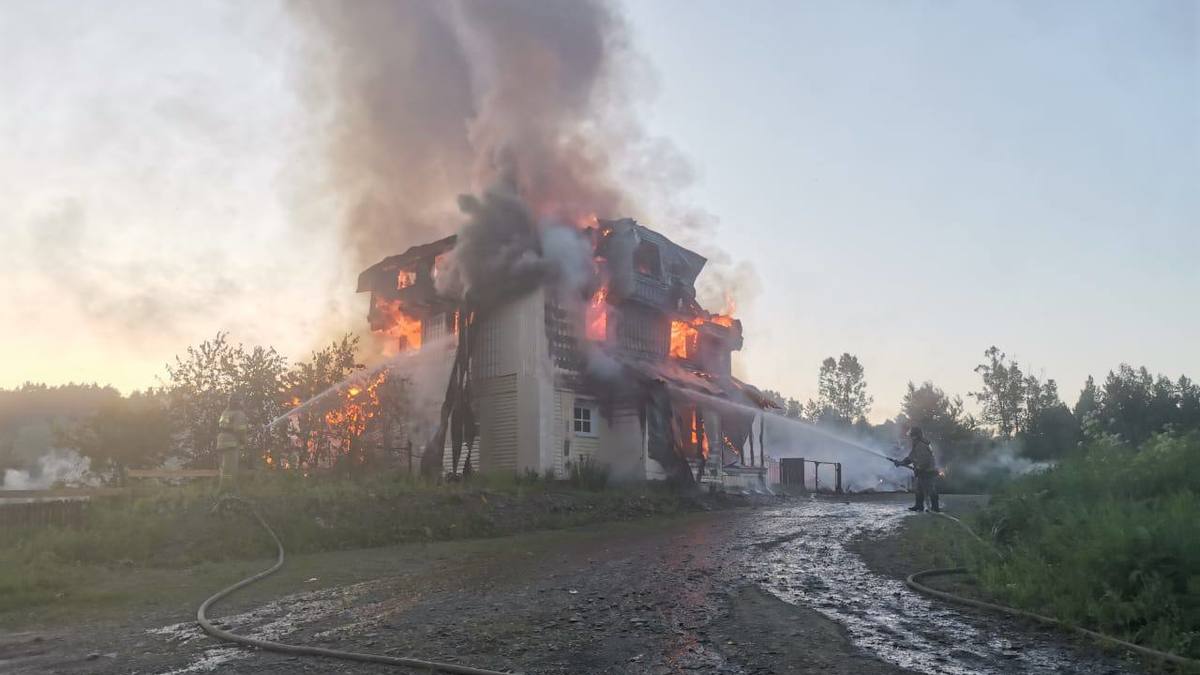 В Новосибирской области произошел крупный пожар на базе отдыха — РБК