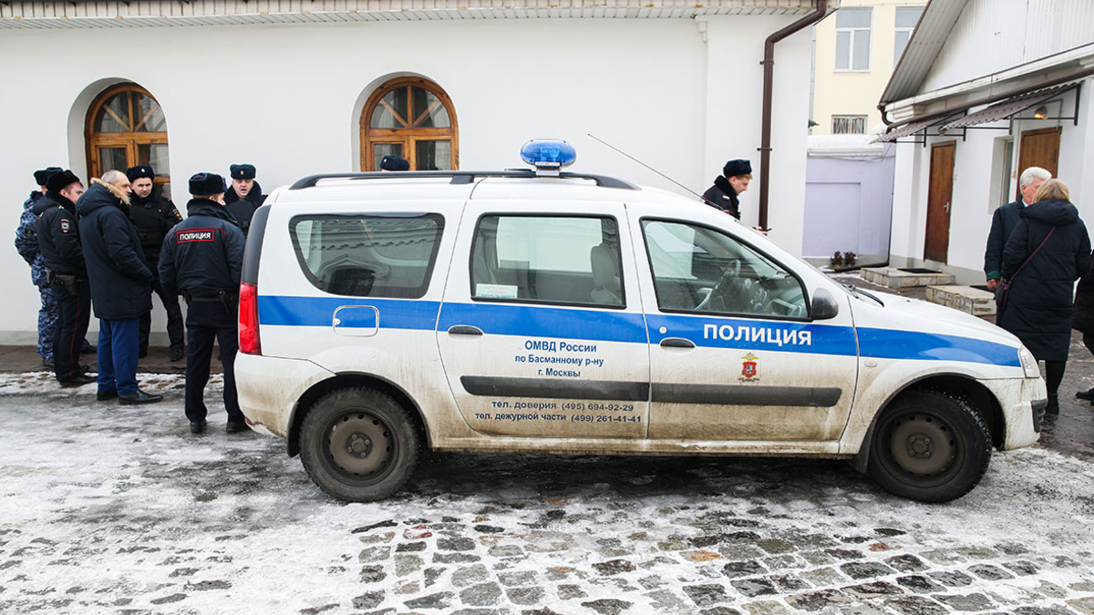 Полиция изъяла сверток с веществом у напавшего с ножом на храм в Москве —  РБК