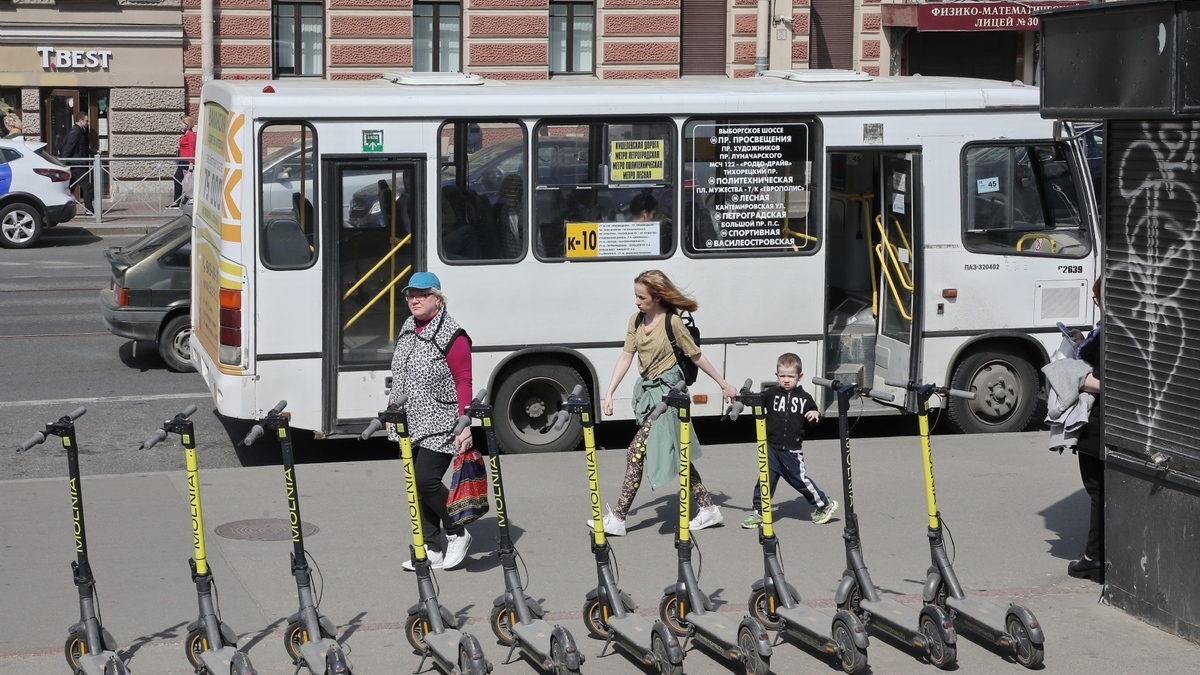 В Петербурге вводят новые правила парковки самокатов — РБК