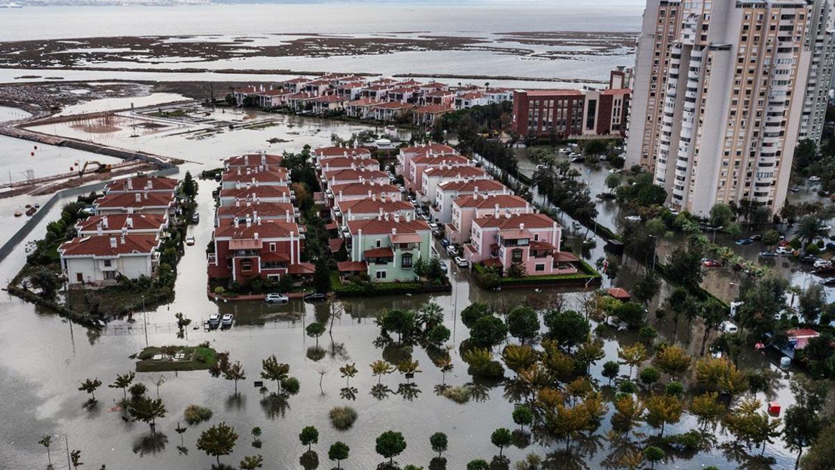 В Турции море вышло из берегов и затопило крупные города после ливня — РБК