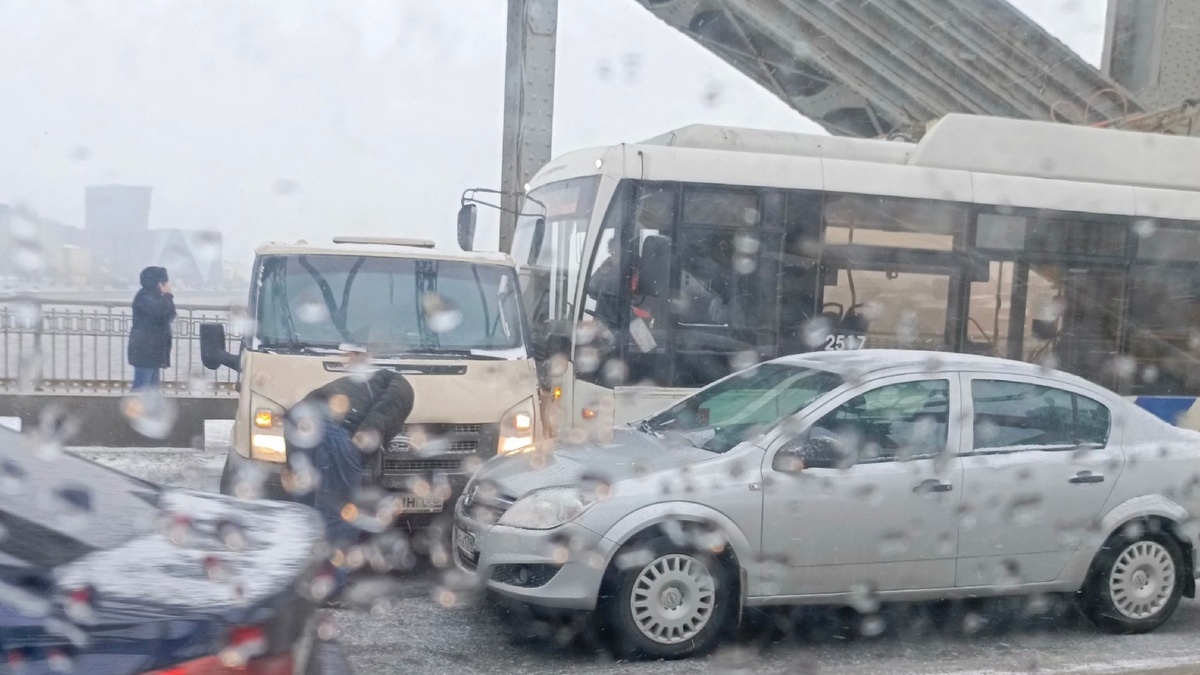 На мосту в Петербурге произошло массовое ДТП с участием инкассаторов — РБК