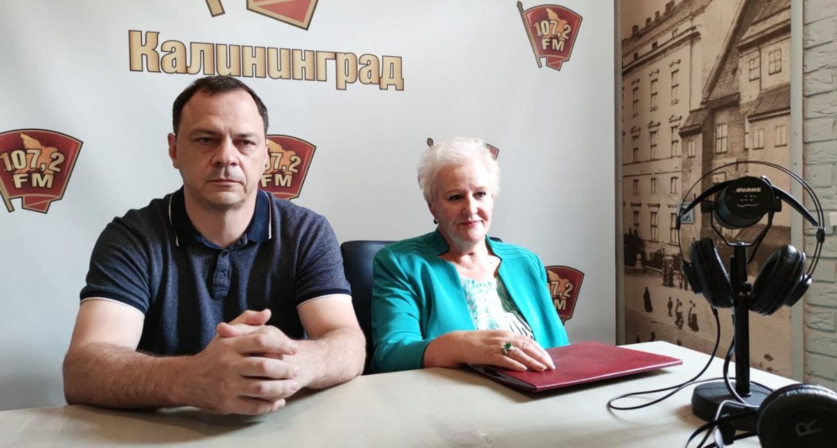 На фото Людмила Осипова и адвокат Дмитрий Новиков.