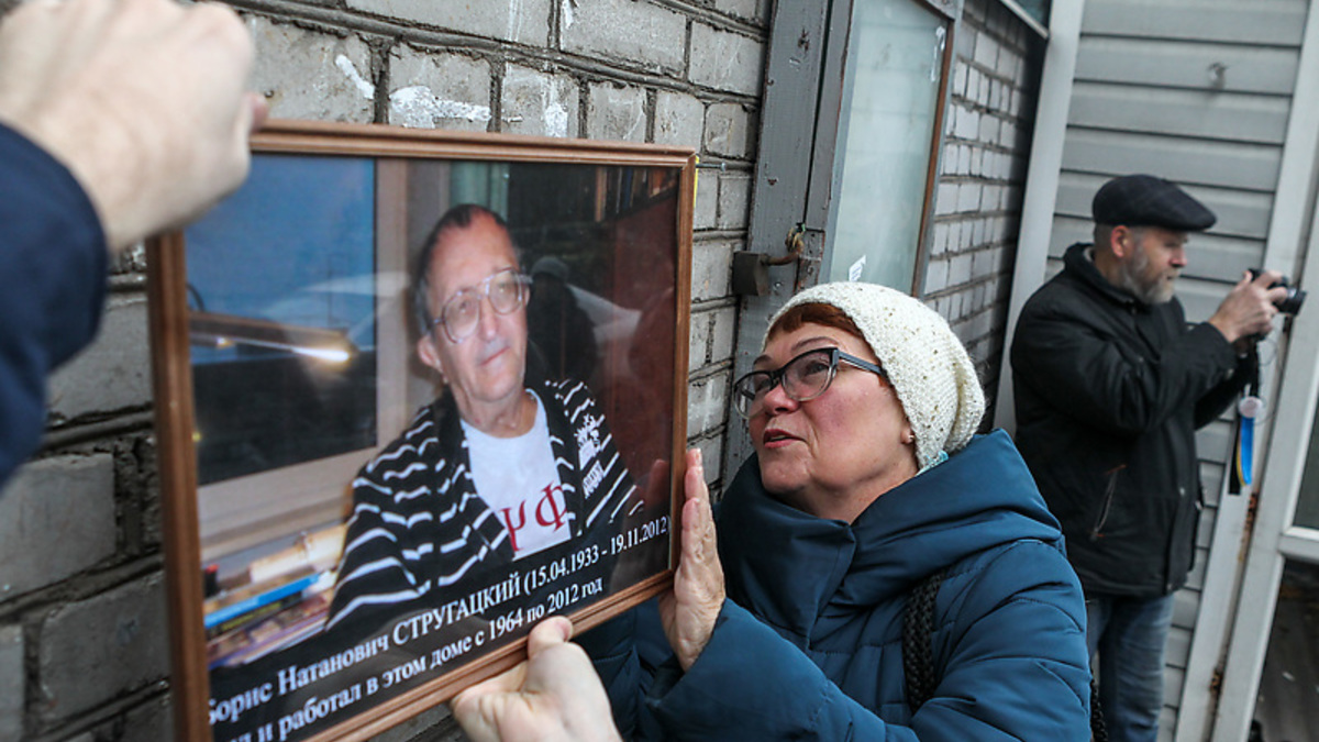 Смольный запросил справку о том, что Борис Стругацкий был писателем — РБК