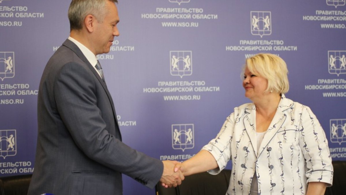 Врио губернатора Новосибирской области Андрей Травников (слева) и глава Избирательной комиссии Новосибирской области Ольга Благо (справа)