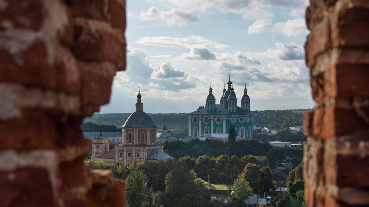 Мэр Смоленска призвал жителей сохранять спокойствие и не выходить из дома —  РБК