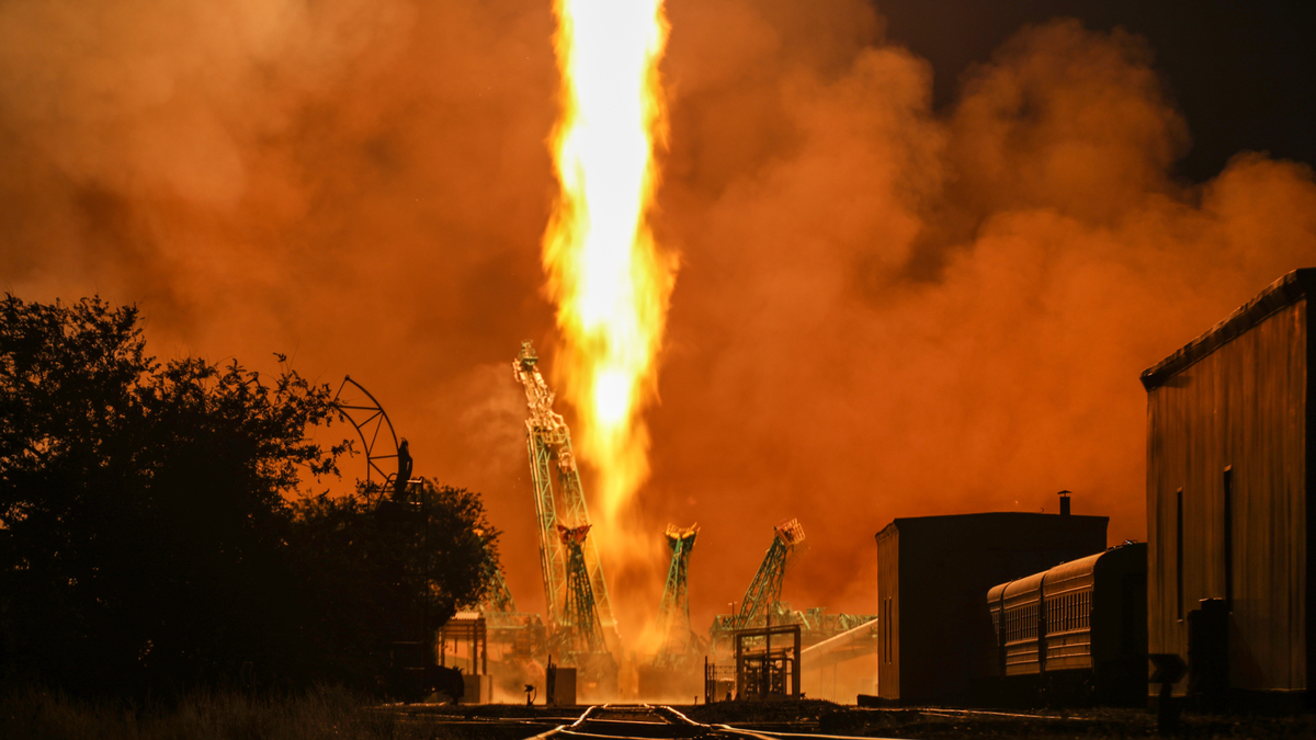 Ракета «Союз» с грузовым кораблем «Прогресс МС-17» во время запуска со стартовой площадки космодрома Байконур